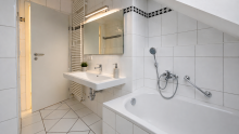 Badezimmer im Dachgeschoss Traumhafte 3-Zi.-Dachgeschosswohnung �ber 2 Etagen in Trudering