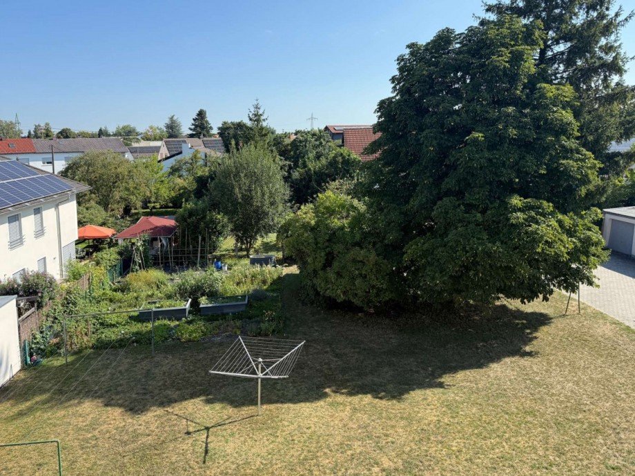 Blick aus dem Schlafzimmer und K�che Dachgeschosswohnung Karlsfeld