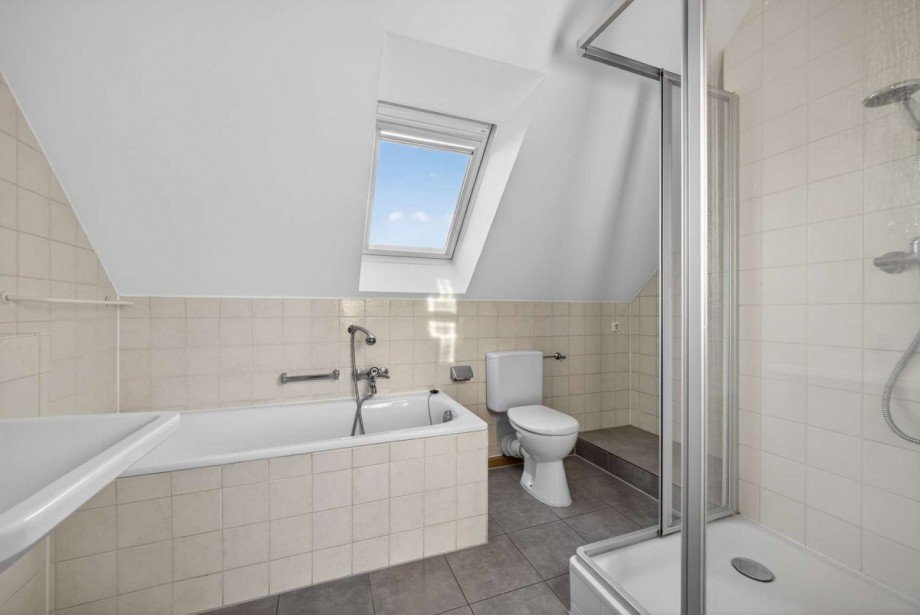 Badezimmer mit WM Anschluss Dachgeschosswohnung M�nchen