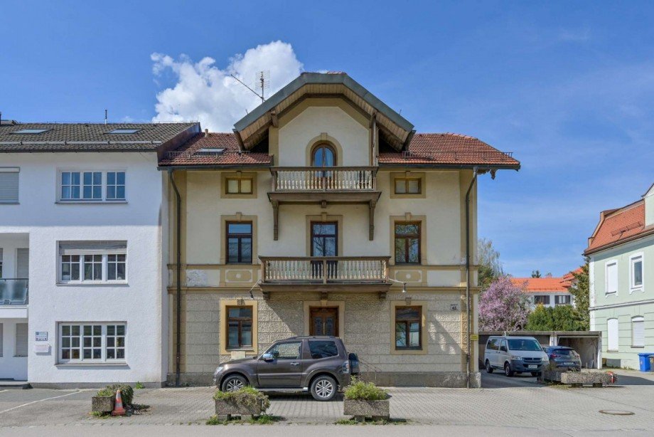 Geb�ude gerade von der Stra�e aus Mehrfamilienhaus Holzkirchen