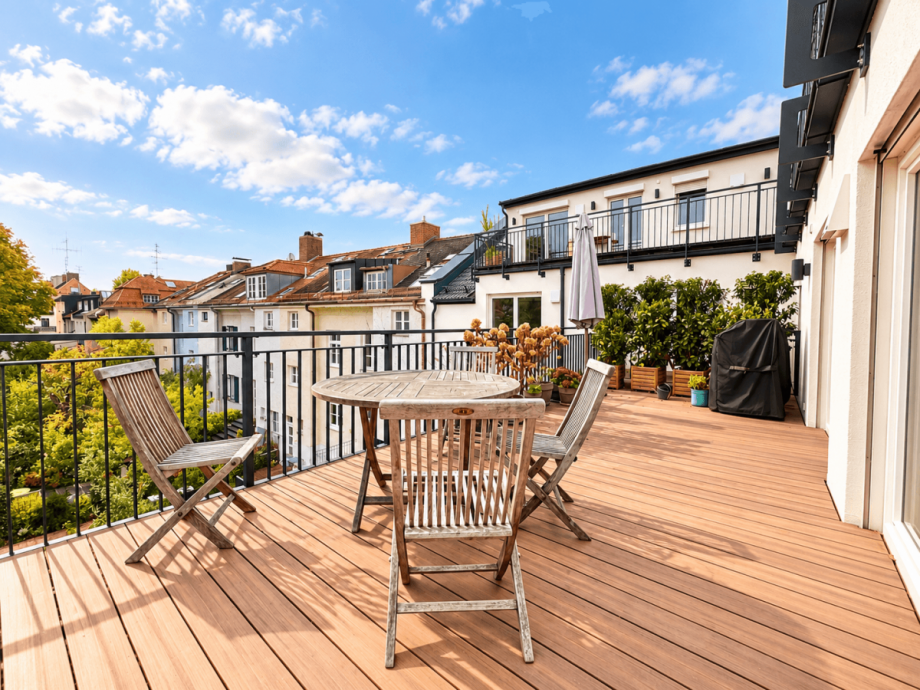 Sonnige Dachterrasse mit Holzdeck und Gartenm�beln Dachgeschosswohnung M�nchen
