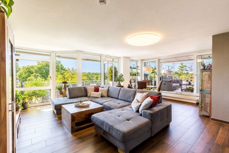 Wohnzimmer M�nchen Dachgeschosswohnung Atemberaubende 3-Zimmer-Wohnung in Forstenried mit gro�er Dachterrasse