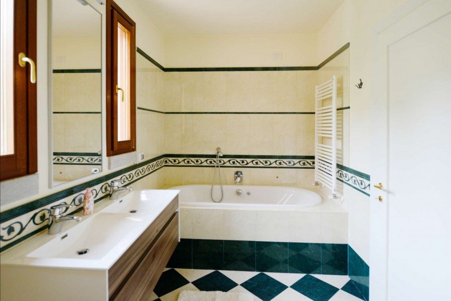 Masterbad Badewanne Einfamilienhaus Gardone Riviera
