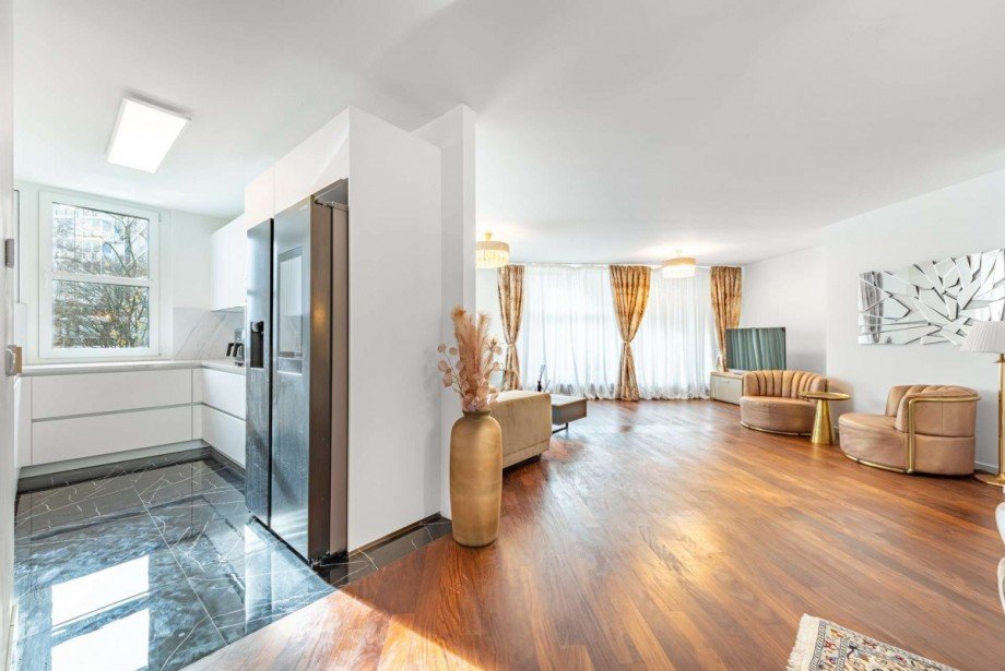 Wohnzimmer mit offener K�che Dachgeschosswohnung M�nchen