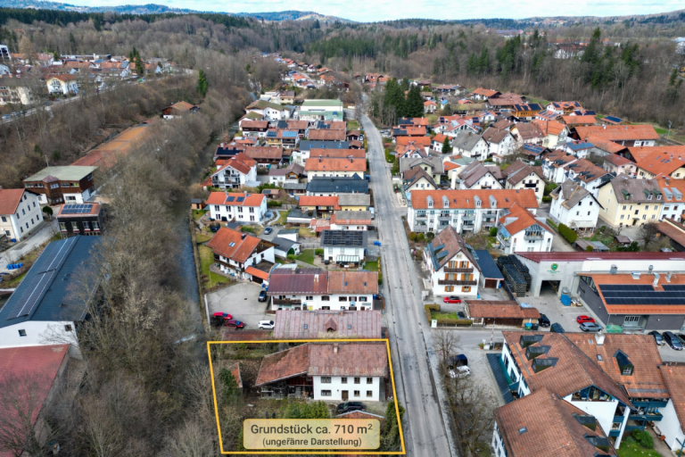 Drohne Nordausrichtung Miesbach - Deutschland - Bayern - Landkreis Miesbach - Stadt Miesbach - Miesbach Grundst�ck Grundst�ck mit Altbestand in zentraler Lage von Miesbach - Abriss oder Kernsanierung