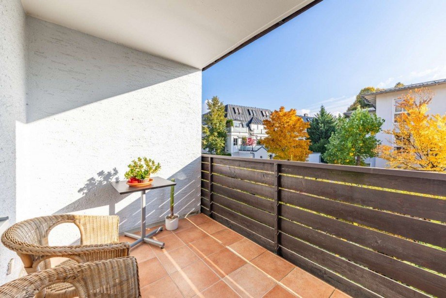 S�d-Balkon am Wohnzimmer Etagenwohnung M�nchen