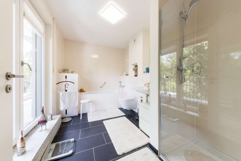 Badezimmer mit Wanne und Dusche Renditeobjekt M�nchen
