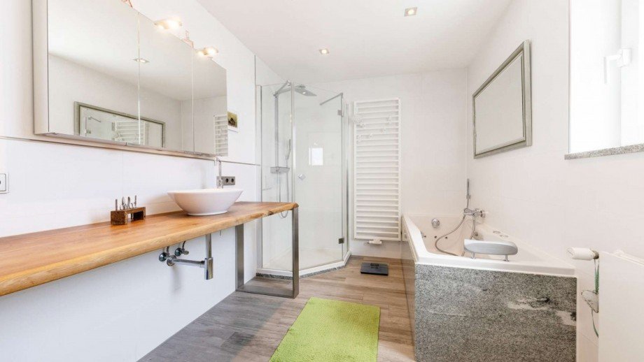 renoviertes Badezimmer mit Fenster Einfamilienhaus M�nchen