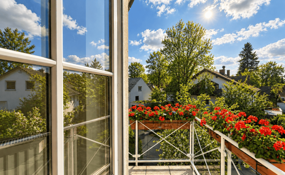 Sonniger Balkon mit roten Geranien Maisonettewohnung M�nchen