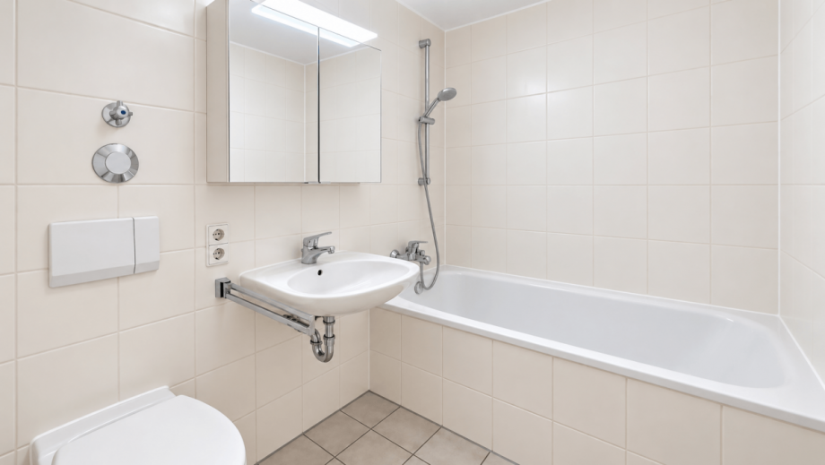 Helles Badezimmer mit Badewanne Erdgeschosswohnung M�nchen