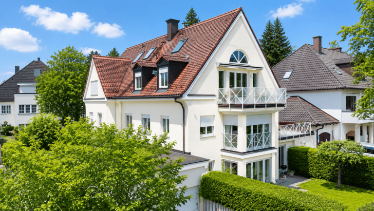 Blick auf das Haus M�nchen - Deutschland - Bayern - Landkreis M�nchen - Stadt M�nchen - M�nchen S�d - Solln Erdgeschosswohnung Haus-in-Haus-Charakter: 90 m� Wohnung mit 300 m� Privatgarten in Alt-Solln