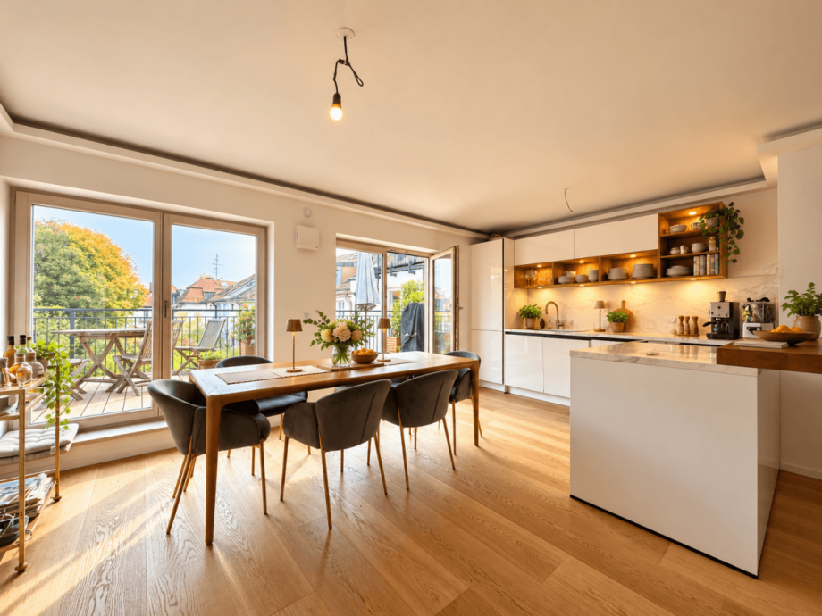 Helle skandinavische K�che mit Essbereich Dachgeschosswohnung M�nchen