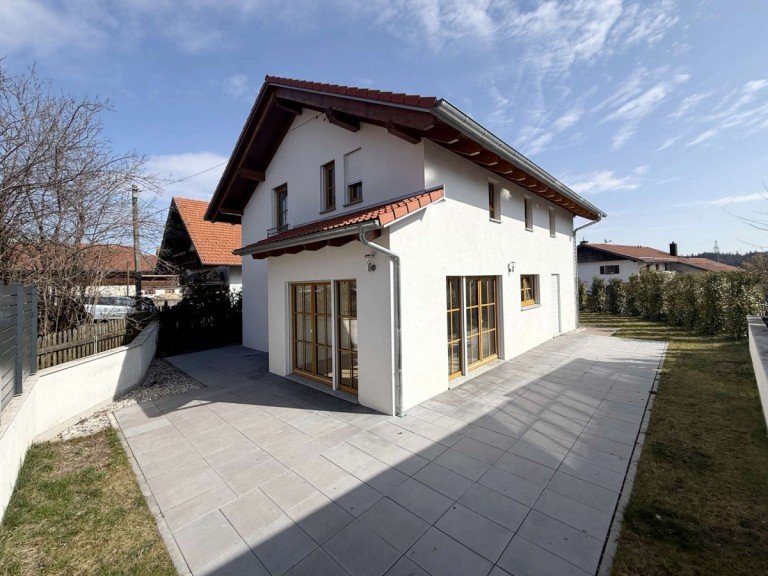 S�dwestansicht Egling - Deutschland - Bayern - Landkreis Bad T�lz-Wolfratshausen - Gemeinde Egling - Egling Einfamilienhaus Sonniges Einfamilienhaus in Fertigbausweise in Deining - EEK A+ !