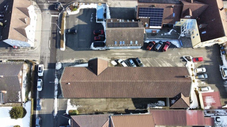 Luftbildaufnahme Geb�ude mit Parkpl�tze Vilshofen an der Donau - Deutschland - Bayern - Landkreis Passau Wohn- / Gesch�ftshaus Attraktive und zentral gelegene Wohn-und Gewerbeimmobilie in Vilshofen an der Donau