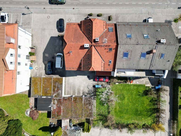 Drohne Grundst�ck mit Geb�ude Holzkirchen Mehrfamilienhaus MFH Holzkirchen, voll vermietet, 33.600 EUR p.a., Faktor 38, 1,29 Mio.
