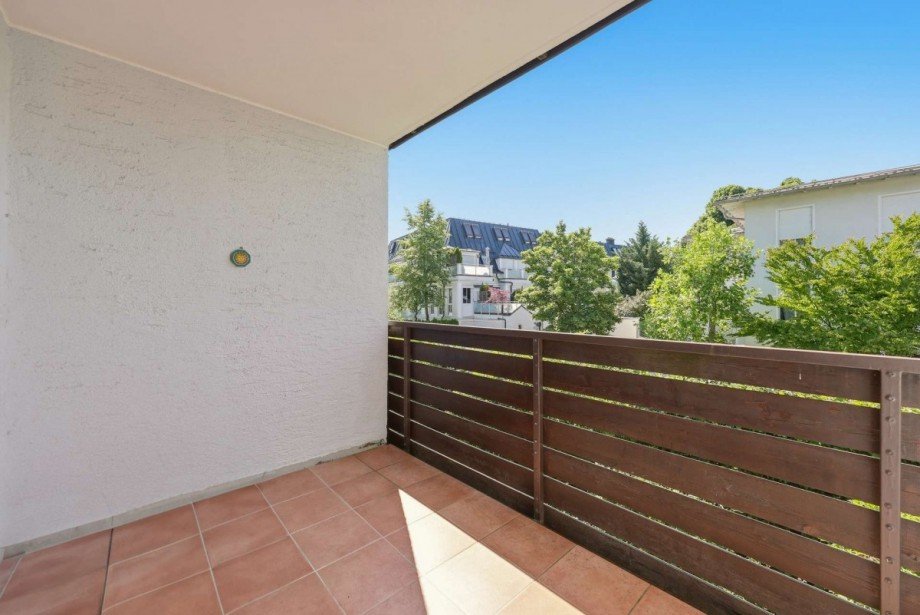 S�d-Balkon am Wohnzimmer Etagenwohnung M�nchen