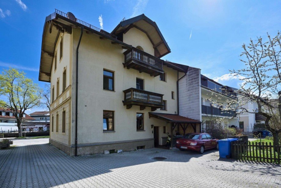 Geb�ude R�ckseite Mehrfamilienhaus Holzkirchen