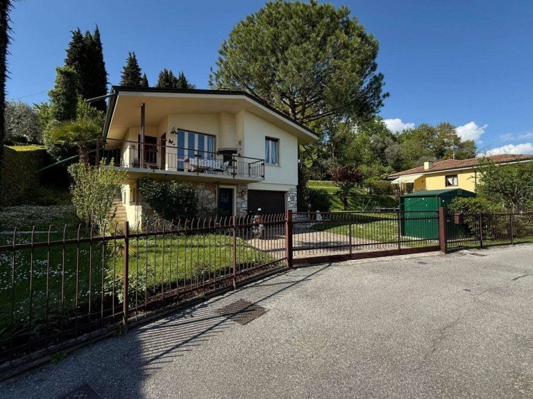 Au�enansicht mit Garten Ro� Volciano - Italien - Gardasee Einfamilienhaus Kleine Villa zum attraktiven Preis und mit gro�em Potential am Gardasee