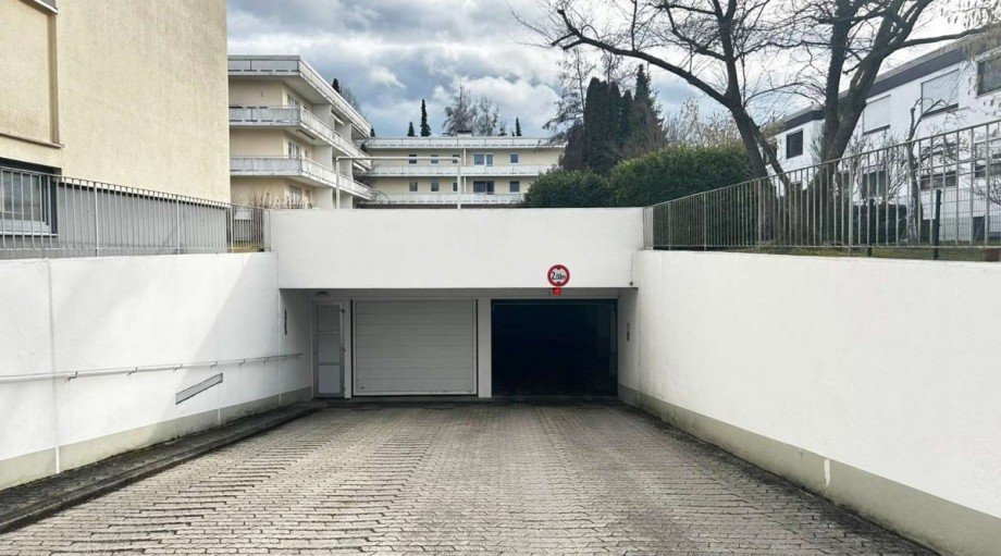 Garageneinfahrt Tor offen Tiefgarage M�nchen