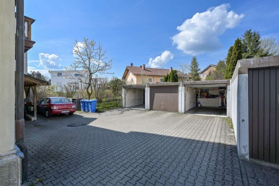 Hinterhof mit Garagen Mehrfamilienhaus Holzkirchen