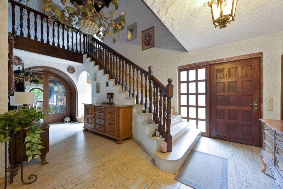 Repr�sentativer Eingangsbereich mit Galerie und Natursteinboden Einfamilienhaus Geretsried