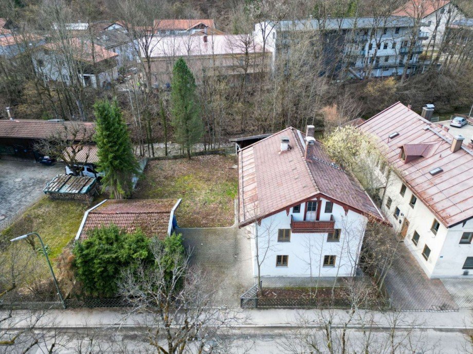 Drohne Grundst�ck mit Geb�ude gerade nah Einfamilienhaus Miesbach