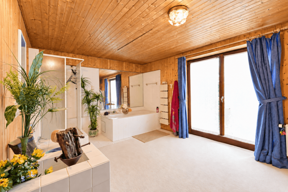 Tageslichtbad im Obergeschoss mit Badewanne und Dusche Einfamilienhaus Geretsried