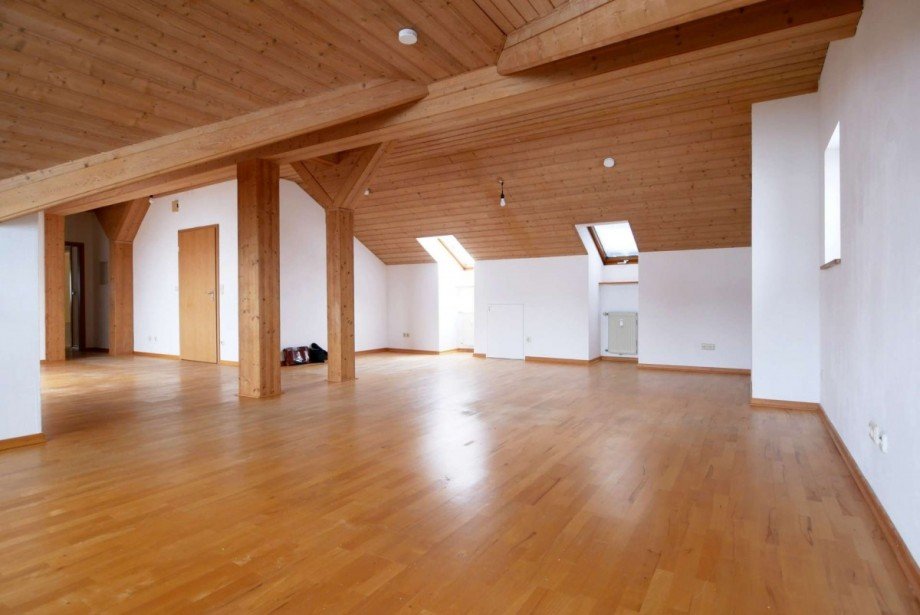 Wohnzimmer gro�e Dachgeschosswohnung Mehrfamilienhaus Grafing