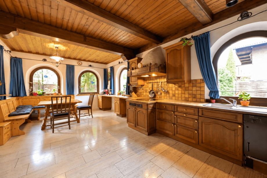 Landhausk�che mit warmen Holzelementen und viel Platz f�r Familie und G�ste Einfamilienhaus Geretsried