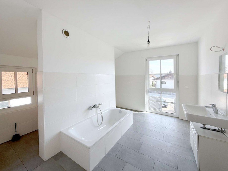 gro�es Badezimmer mit Dusche Einfamilienhaus Egling