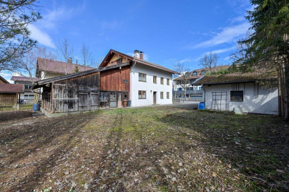 Grundst�cksbereich mit Nebengeb�ude (Doppelgarage) Einfamilienhaus Miesbach