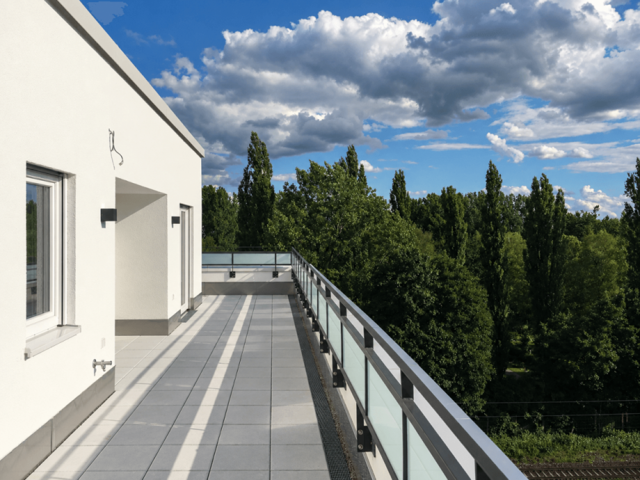 Geradlinige Dachterrasse unter Wolkenhimmel Terrassenwohnung M�nchen