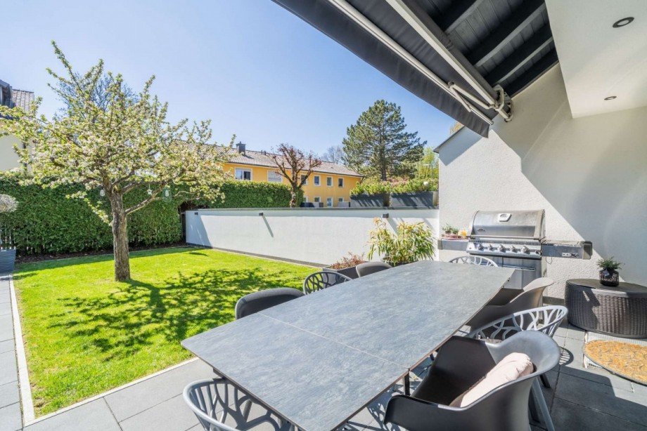 Sonniger Garten mit gro�em Tisch Doppelhaush�lfte M�nchen