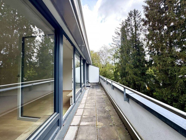 Balkon M�nchen Dachgeschosswohnung Gro�z�gige 2-Zimmer-Dachgeschosswohnung in Solln