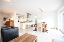 Gro�z�giges offens Wohnzimmer VERKAUFT: Kapitalanlage: Moderne, sehr gro�z�gig geschnittene DHH in gr�ner Lage von Starnberg
