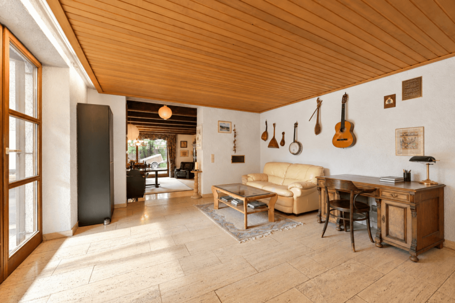 Lichtdurchfluteter Wohn- und Arbeitsbereich mit Blick ins Esszimmer Einfamilienhaus Geretsried