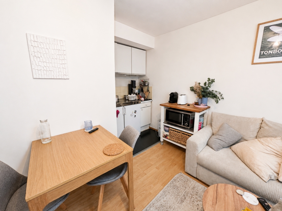 Wohnzimmer mit Kochnische Etagenwohnung M�nchen