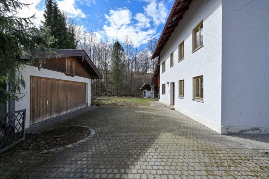 Zufahrt mit Doppelgarage und Stellplatz Grundst�ck Miesbach