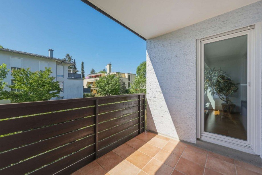 S�d-Balkon am Wohnzimmer Etagenwohnung M�nchen