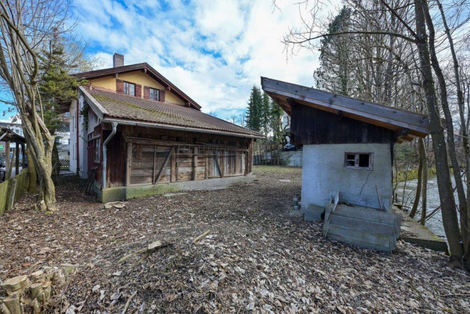 R�ckseite des Grundst�cks mit Nebengeb�ude und Bachlauf Grundst�ck Miesbach