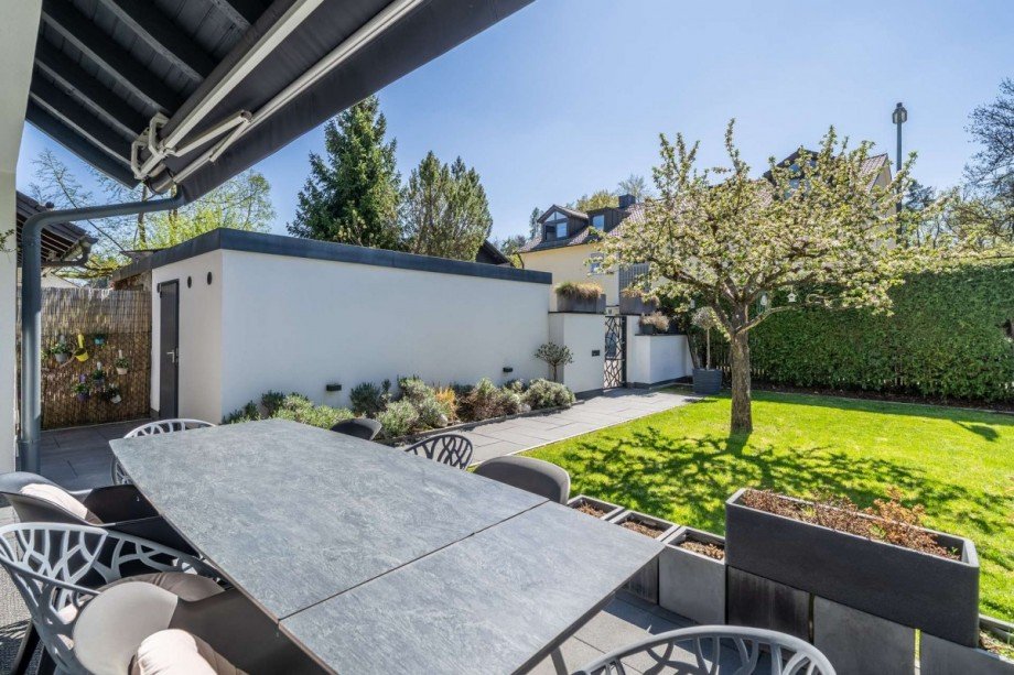 Garten mit direktem Zugang zur Garage Doppelhaush�lfte M�nchen
