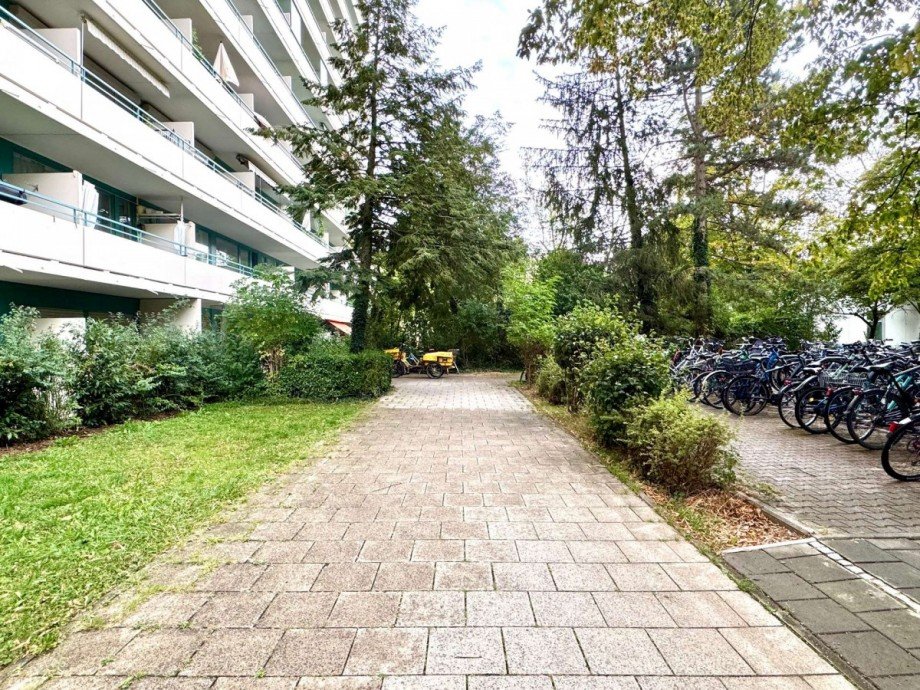 Hausansicht mit Fahrradstellpl�tzen Etagenwohnung M�nchen