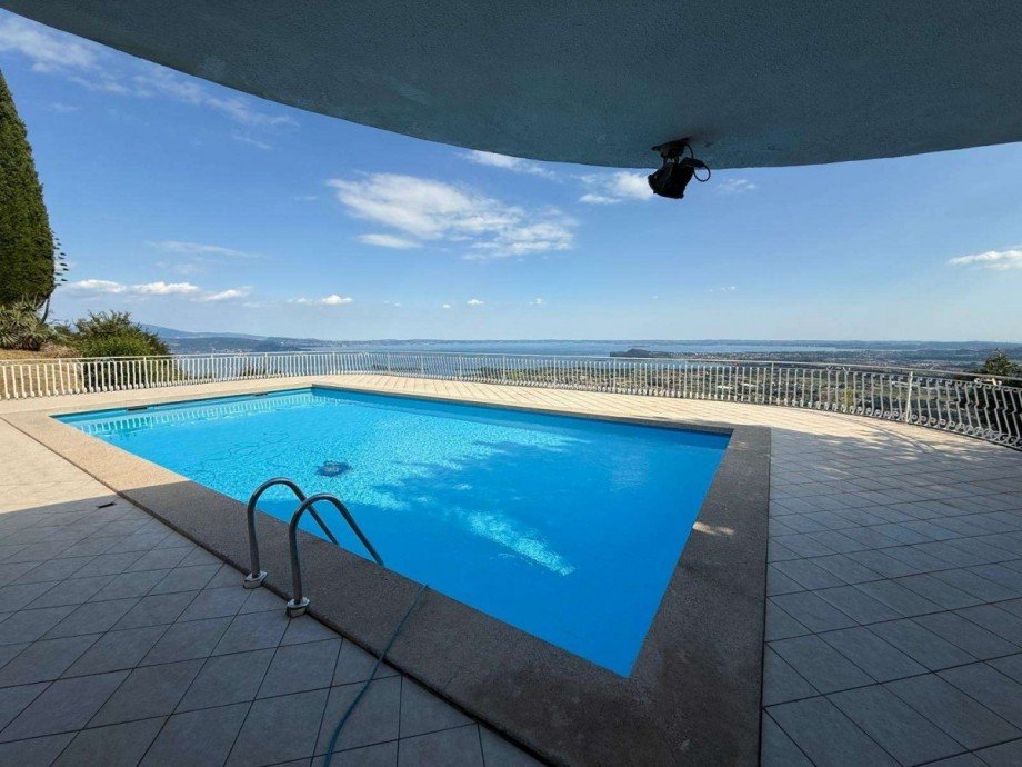 Pool mit Seeblick Einfamilienhaus Sal�