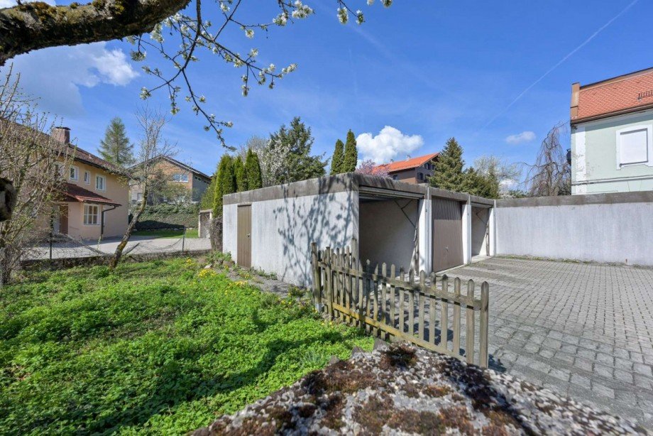 Gartenteil mit Garagen Mehrfamilienhaus Holzkirchen