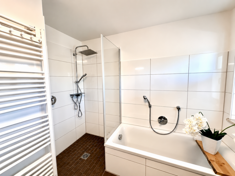 Badezimmer mit Dusche und Wanne OG Zweifamilienhaus 83371 Traunreut