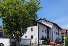 Ostansicht Ruhiges Mehrfamilienhaus mit 10 Parteien nahe S-Bahn-Station Grafing