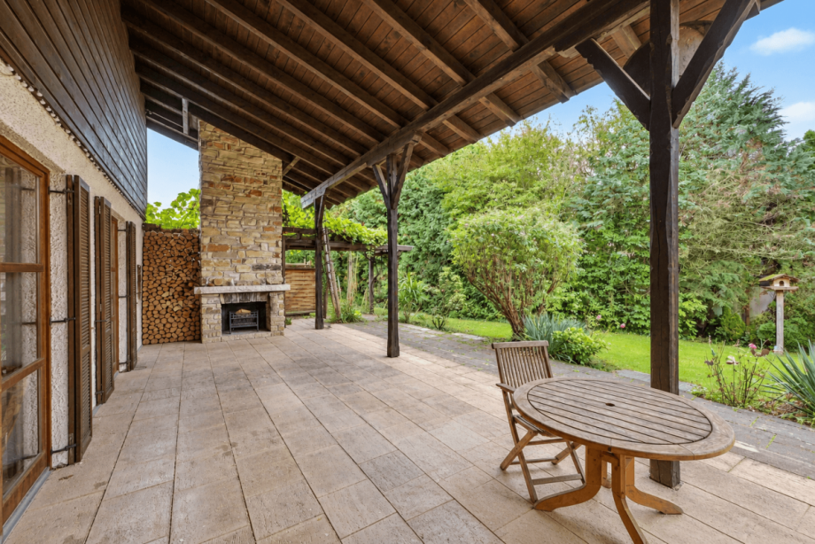 �berdachte Terrasse mit Kamin Einfamilienhaus Geretsried