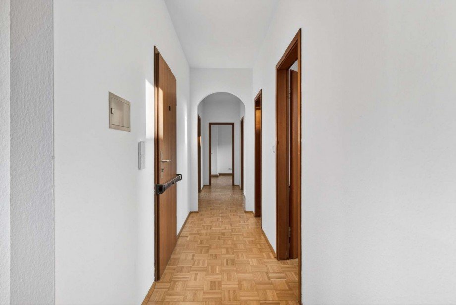 Langer Flur zu allen Zimmern Dachgeschosswohnung M�nchen