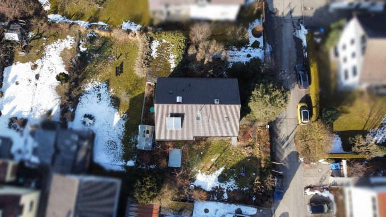 Luftbildaufnahme Haus mit Grundst�ck Maisach - Deutschland - Bayern - Landkreis F�rstenfeldbruck - Gemeinde Maisach Wohngrundst�ck Sonniges und sch�n geschnittenes Grundst�ck mit Altbestand in zentraler Lage in Maisach